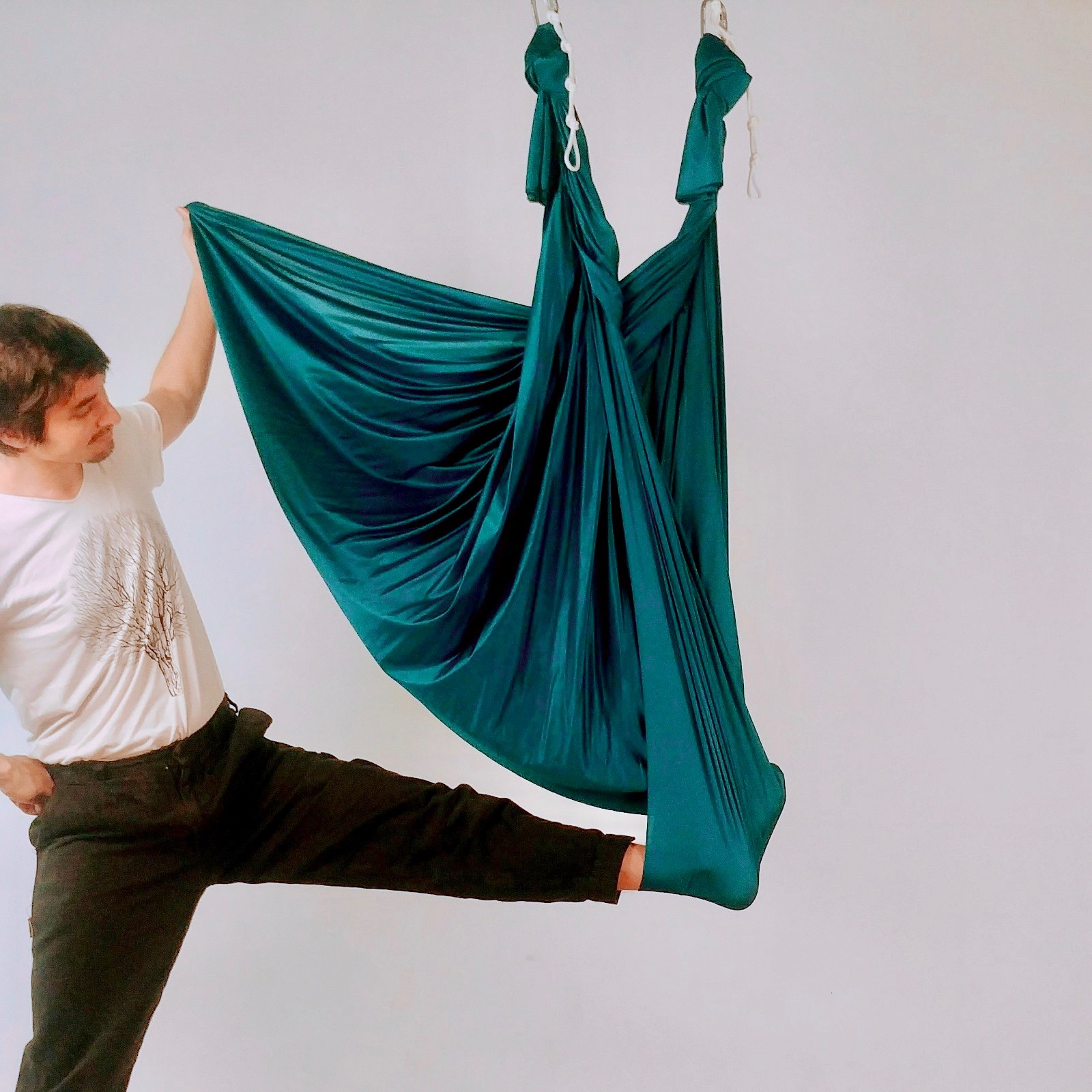 Aerial yoga hammock Antigravity 5 Aerial Yoga Swings & Aerial Silks